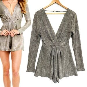ASTR Kenzie Silver Metallic Plunging V-Neck Romper Size Small Long Sleeve Slinky